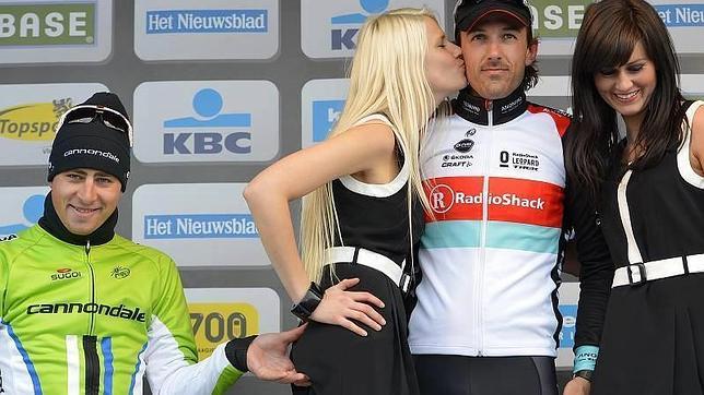 Sagan le toca el trasero a una azafata en el podio del Tour de Flandes