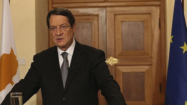 Anastasiadis niega haber dado información privilegiada a su familia para sacar dinero del país