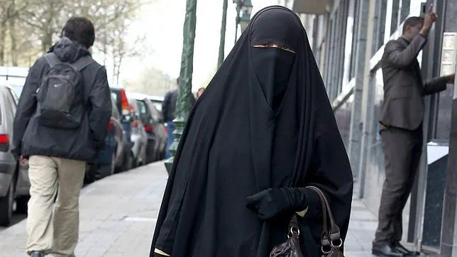 El alcalde de Badalona pide a Rajoy que legisle contra el uso del «burka» en espacios públicos