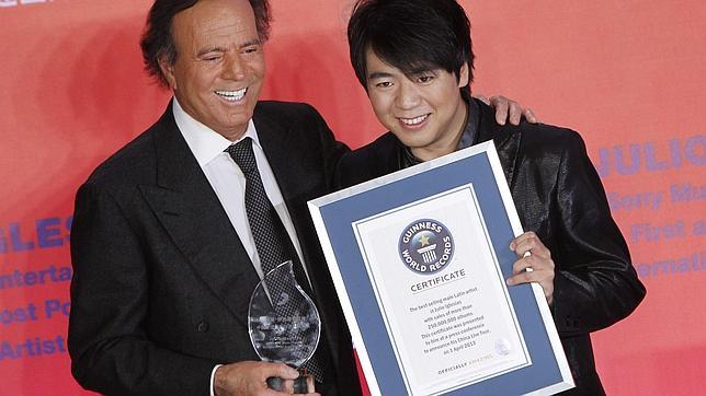 Julio Iglesias recibe en Pekín el Guinness como el latino que más discos ha vendido