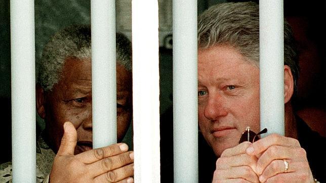 Mandela con Clinton en su celda en la cárcel de Ciudad del Cabo