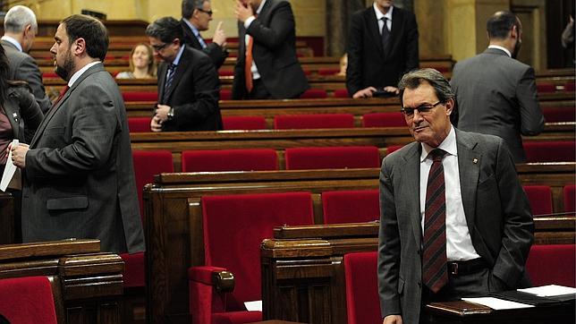Sólo ERC aprueba los primeros cien días de Mas al frente del gobierno catalán