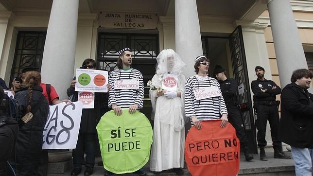 Escrache contra la diputada madrileña Eva Durán en la Junta de Distrito de Vallecas