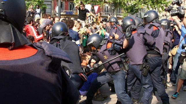 El juez Velasco sostiene que el asedio a parlamentarios en grupo es delito grave