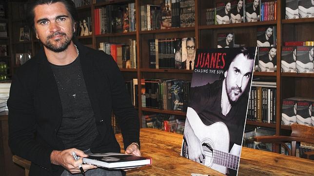 Juanes presenta su lado más íntimo en su autobiografía «Persiguiendo el sol»