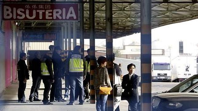 Cuatro sicarios chinos secuestran a una familia y la madre se ahorca