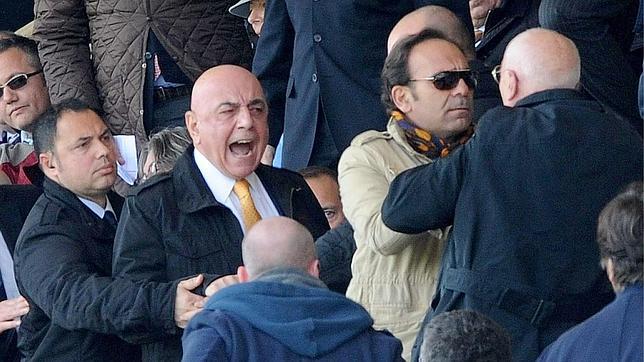 Galliani y los hinchas de la Fiorentina, trifulca en el palco