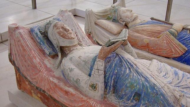 Tumba de Leonor de Aquitania y su marido Enrique II, en el Monasterio de Fontevrault