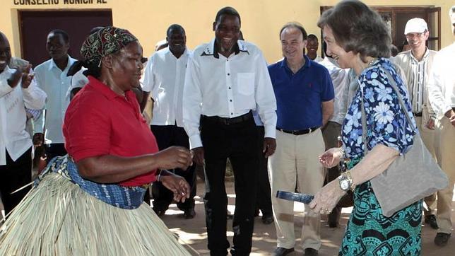 La Reina se une a los bailes tradicionales de una aldea de Mozambique