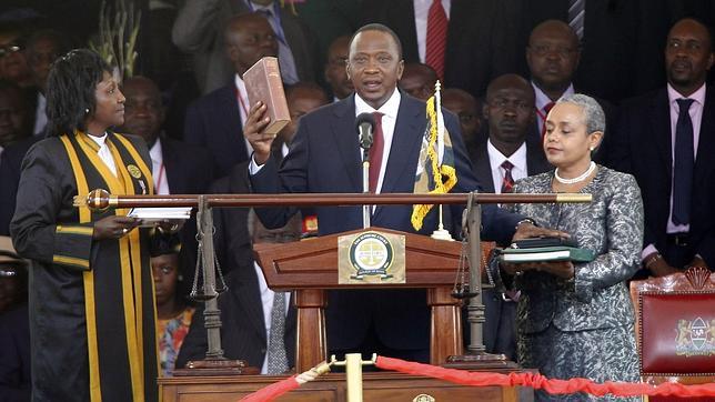 Uhuru Kenyatta, imputado por el TPI, investido nuevo presidente de Kenia