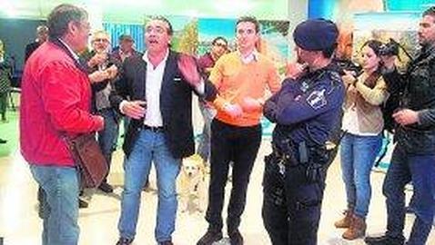 El acoso a la sede del PP en Gandía acaba con un enfrentamiento con el alcalde