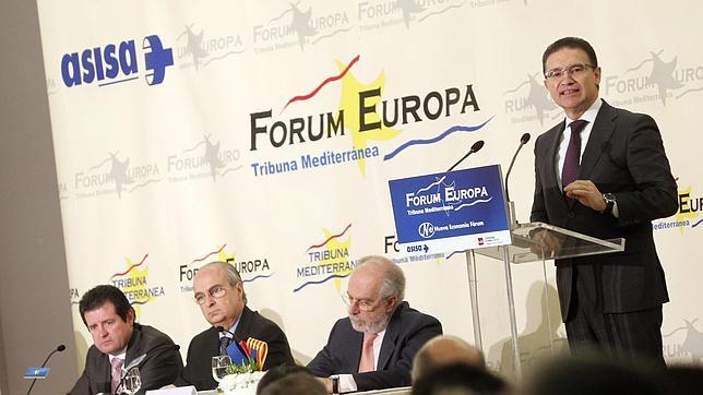 La Generalitat plantea convocar un referéndum para aprobar la reducción de diputados