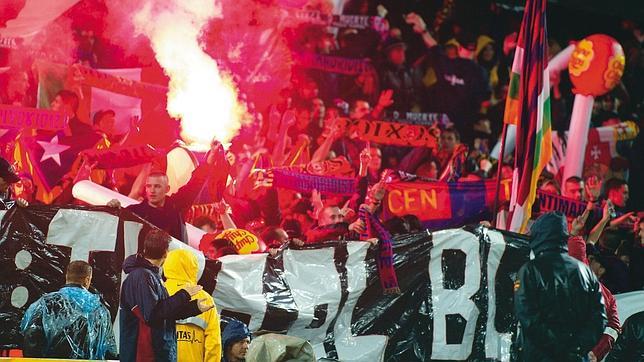 Los Mossos requisan armas y drogas a aficionados radicales del FC Barcelona