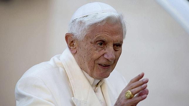 Lombardi niega que Benedicto XVI esté enfermo