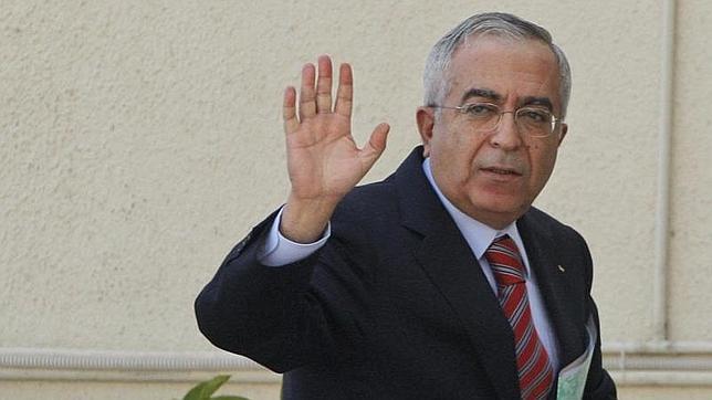 El primer ministro palestino, Salam Fayad, presenta su dimisión a Mahmud Abás