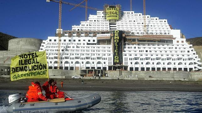 «La ley de Costas no legalizará el Algarrobico»