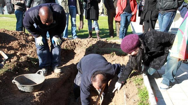 Realizan en La Coruña la primera exhumación por un supuesto caso de bebé robado
