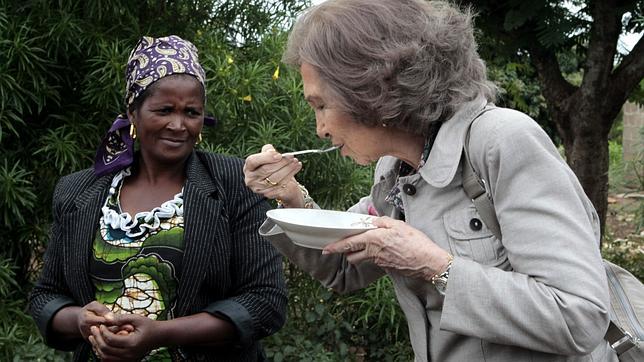 La Reina afirma que «es fundamental ayudar fuera y dentro de España»