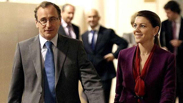 Cospedal pide a los diputados del PP que defiendan al Gobierno «con la cabeza alta»