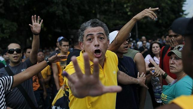 Maduro amenaza con enjuiciar al opositor Capriles por protestar