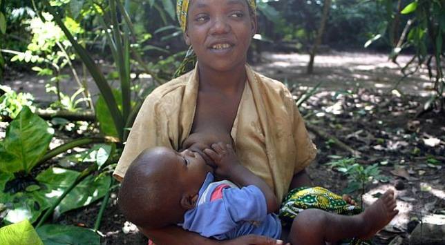 La lactancia exclusiva reduce, en entornos controlados, el riesgo de transmisión del VIH