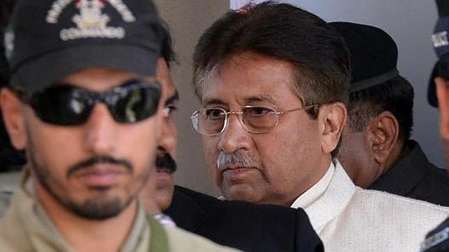 Musharraf desafía a la justicia y huye del tribunal tras una orden de arresto