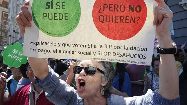 Fracasa la manifestación de antidesahucios junto al Congreso contra la ley hipotecaria