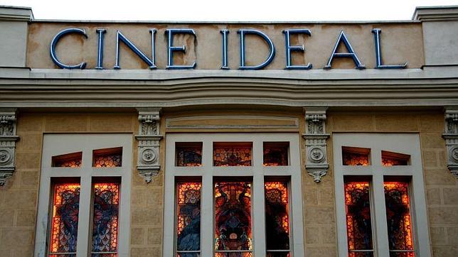 La característica vidriera de los cines Ideal