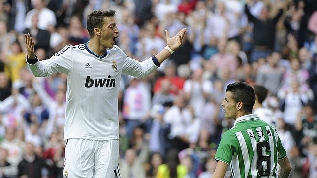 Ozil fusila al Betis con un rifle de seda