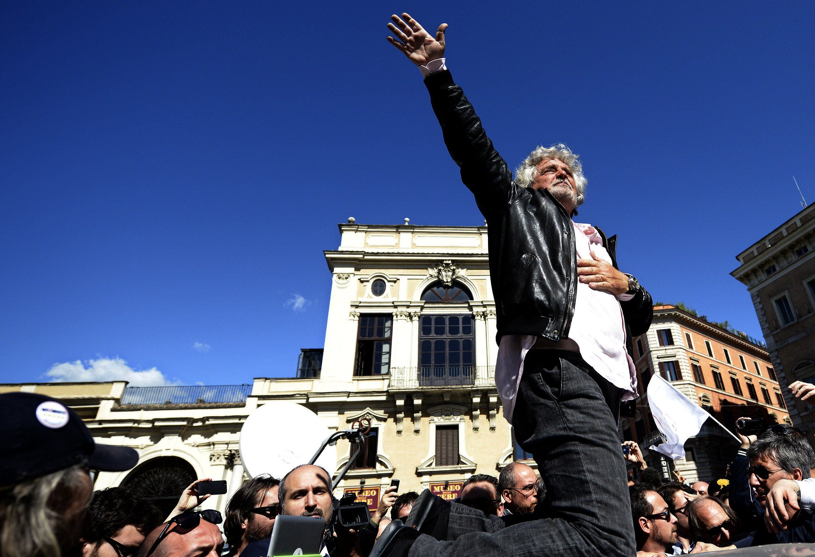 Beppe Grillo le grita a la clase política: «¡Rendíos!»