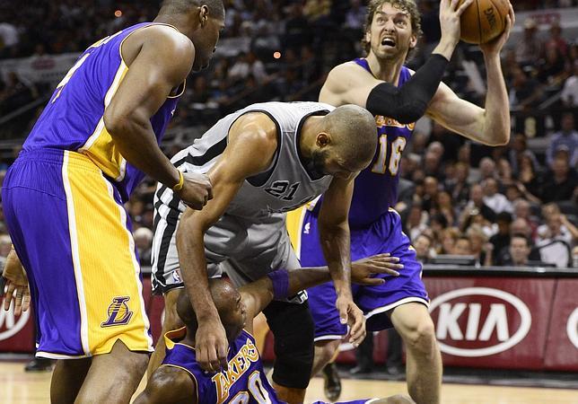 San Antonio pega primero