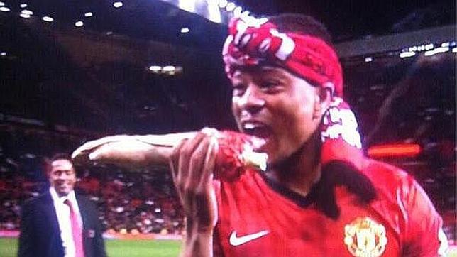 Evra se burla de Luis Suárez en la celebración del título del Manchester United