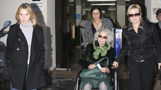 La duquesa de Alba a la salida del Hospital
