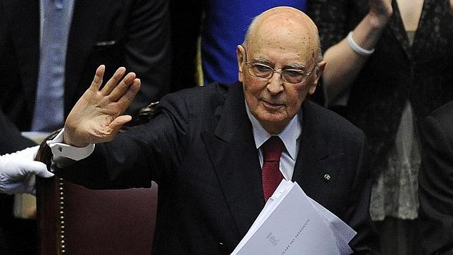 El presidente de Italia, Giorgio Napolitano, saluda tras el discurso pronunciado en el Parlamento italiano
