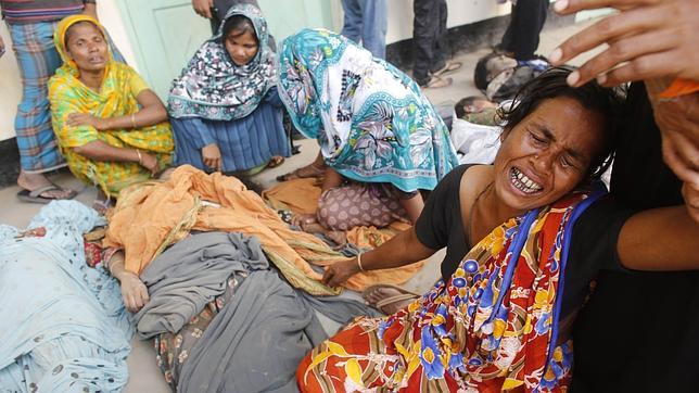 Hasta 175 personas han muerto al incendiarse un centro comercial en Bangladesh