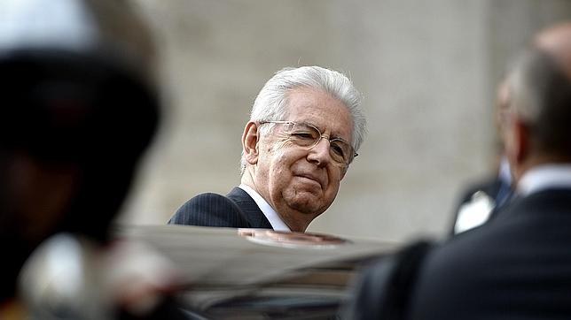 El primer ministro saliente, Mario Monti, abandona el Parlamento el pasado lunes