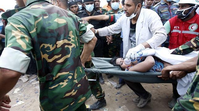 Violentas protestas de trabajadores del textil por el derrumbe en Bangladesh