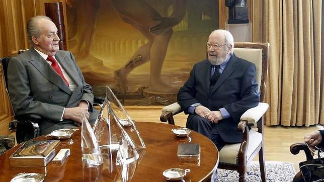El Rey charla animadamente con José Caballero Bonald, galardonado con el Premio Cervantes 2012