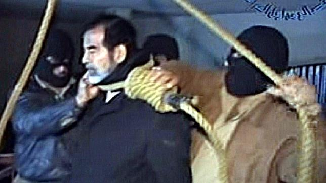 Sadam Husein con la soga al cuello