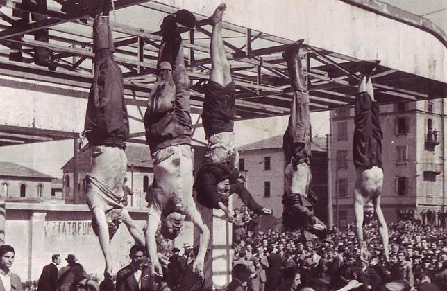 Benito Mussolini (segundo por la izquierda) y Clara Petacci (tercera)