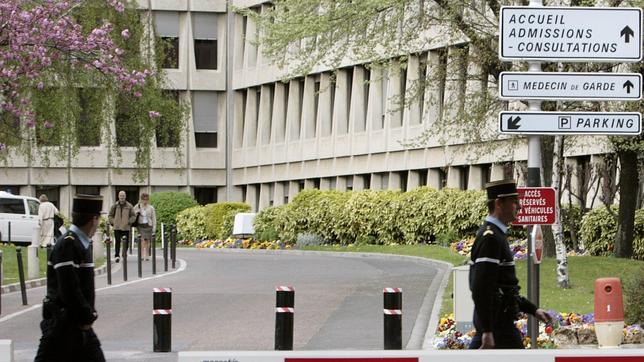 Buteflika es ingresado en París pero Argel dice que su salud no corre peligro