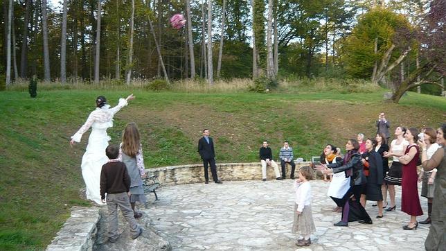 Lanzamiento del ramo durante un «vin d'honneur» en Francia