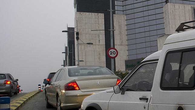 Retenciones y mal tiempo en la salida de Madrid por el puente de mayo