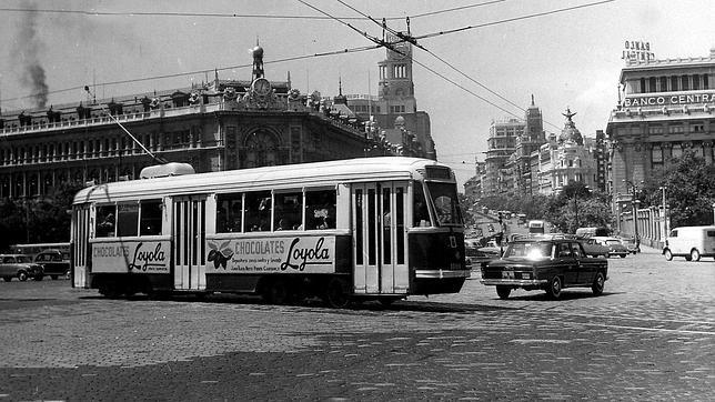 Tranvía y otros vehículos, circulando por la plaza de Cibeles en 1962