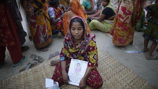 Los generadores en el techo del edificio habrían causado el derrumbe en Bangladesh