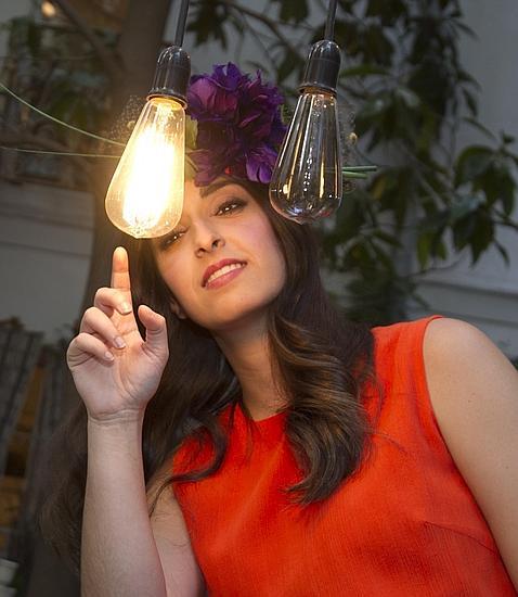 Casquete coral con hortensia morada