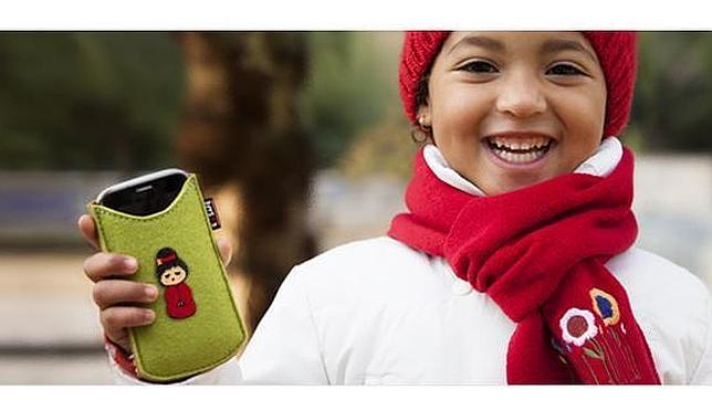 Una española inventa una funda que elimina el 99.99% de la radiación de los móviles