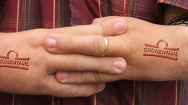 Víctimas de la talidomida aseguran que el fármaco se siguió vendiendo en España durante seis meses tras su prohibición