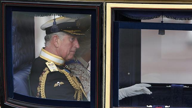 Isabel II delega en el Príncipe Carlos