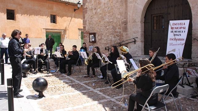 La música y la danza salen a la calle en Campo de Criptana